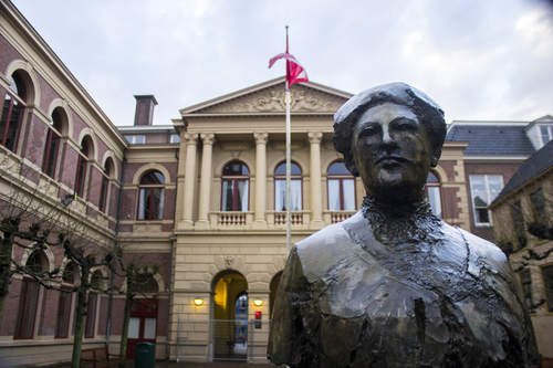 Standbeeld Aletta Jacobs bij de rijksuniversiteit Groningen. Bron: Flickr