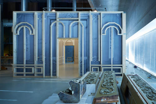 Opbouw expositie '1:1 Stijlkamers' in Het Nieuwe Instituut, 2015. Foto Johannes Schwartz