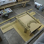 Compositie van diverse onderdelen op een kartonnen mock-up van de schoorsteenboezem