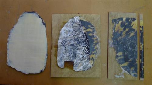 Links: onderzijde met lijmverf, midden: vastgelijmd op eiken blindhout, rechts: deels op dikte geschraapt en uiterst rechts: geschraapt en gepolijst lijstje.