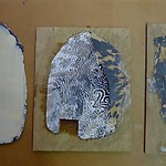 Links: onderzijde met lijmverf, midden: vastgelijmd op eiken blindhout, rechts: deels op dikte geschraapt en uiterst rechts: geschraapt en gepolijst lijstje.
