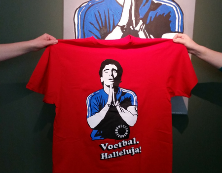 Win het übercoole t-shirt van Voetbal Halleluja!