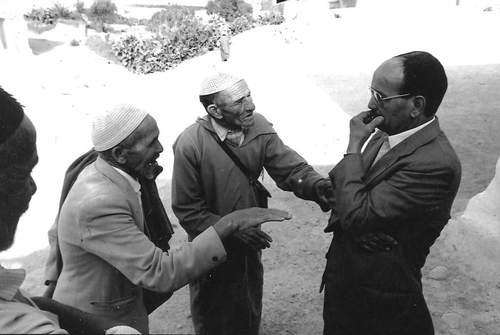 Ali ontmoet twee oude klasgenoten in zijn geboortedorp, 1993