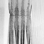 Low res scan van een foto van de avondjapon (crêpe de chine en kralen, 1925-1930)