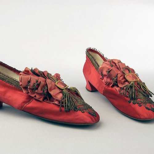 Rode schoenen van zijde ca 1870-1885