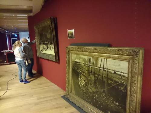 Twee schilderijen van George Hendrik Breitner worden opgehangen.