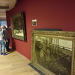 Twee schilderijen van George Hendrik Breitner worden opgehangen.