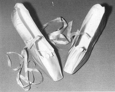 ivoorkleurige satijnen schoenen ca  1820-1840