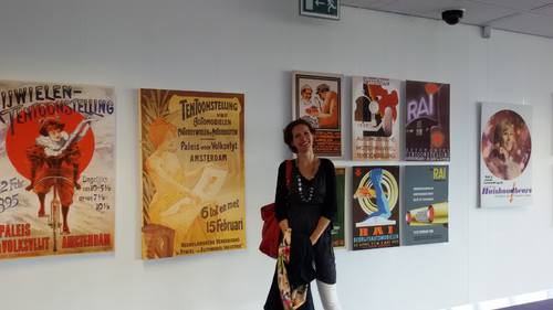 Hoofdconservator Annemarie den Dekker bij de wand met affiches van de RAI Vereniging