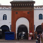 De poort naar de Medina met zowel Islamitische als Joodse symbolen
