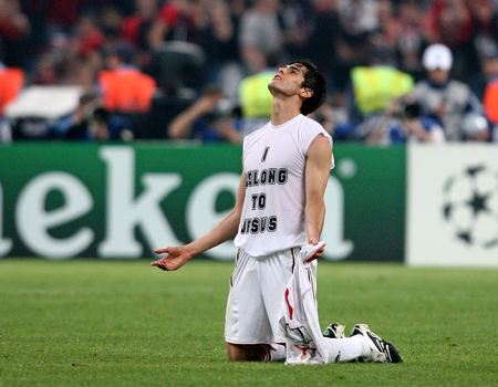 Speler van AC Milan Kaka bidt op het veld nadat hij de Champions League finale (2007) in het Olympisch Stadion van Athene heeft gewonnen.