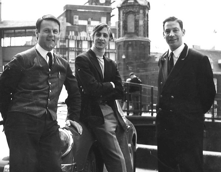 Hans van Est, Johan Cruijff en Ad Weldeck voor de deur van het hotel.