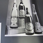 Een foto van de wijnflessen die werden uitgebracht met het logo van Cruyff er op.