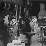 Lewis Hine, Kinderarbeid in een glasfabriek in Indiana (VS), 1908. Collectie Library of Congress.