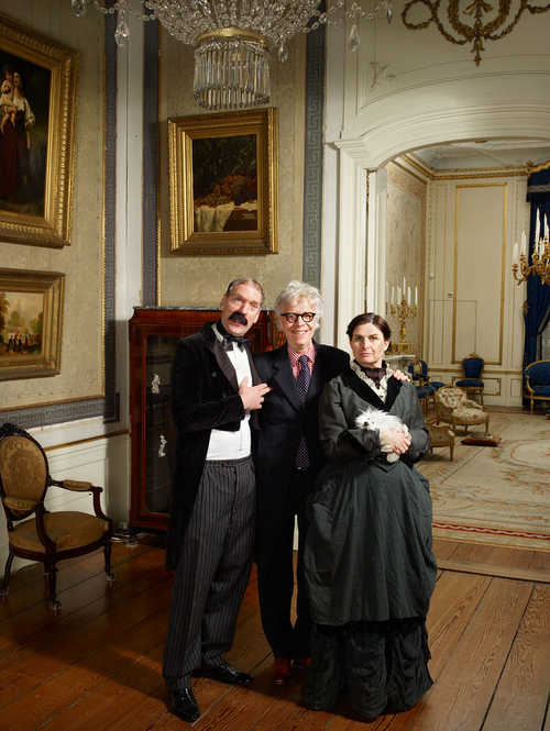 Bert Vreeken samen met twee acteurs die de rollen speelden van Abraham en Louisa, 2010