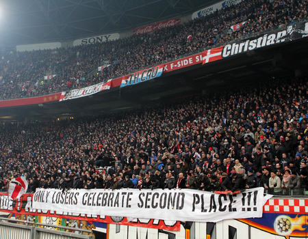 Ajax supporters maken tijdens de wedstrijd Ajax – Feyenoord (2013) een verwijzing naar de festiviteiten die Feyenoord in 2012 inplande nadat zij dat jaar tweede waren geëindigd in de competitie achter Ajax. Foto SV Ajax
