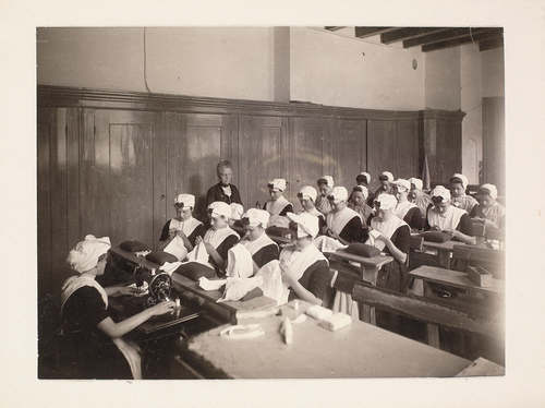 Naailes in het Burgerweeshuis, 1904, foto August Stap