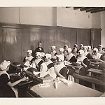 Naailes in het Burgerweeshuis, 1904, foto August Stap