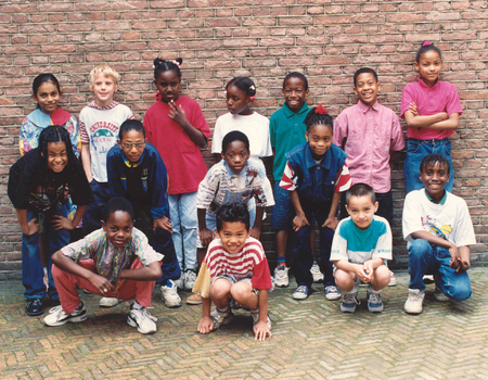 Groep 4a Basisschool Onze Wereld op binnenplaats Amsterdam Museum, 27 juni 1994