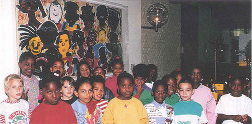 Groep 4a Basisschool Onze Wereld voor hun 'klassenzelfportret' in restaurant Amsterdam Museum, 1994