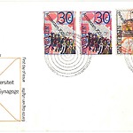 Officiële eerstedag-envelop met rolzegel (links) en de historische serie, 1975