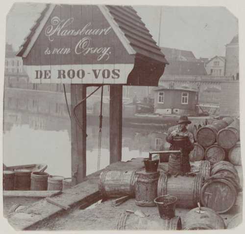 Nieuwe Teertuinen met windas met reclame van De Roo-Vos. Foto Stadsarchief Amsterdam, ongedateerd