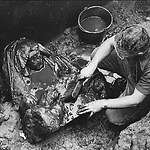 Ab Lagerwey van Afdeling Archeologie bij opgegraving van de piëta, 1984