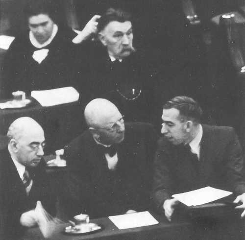Theo Thijssen in Tweede kamer met S.D.A.P.-fractiegenoten, 1937. Spaarnestad  Fotoarchief