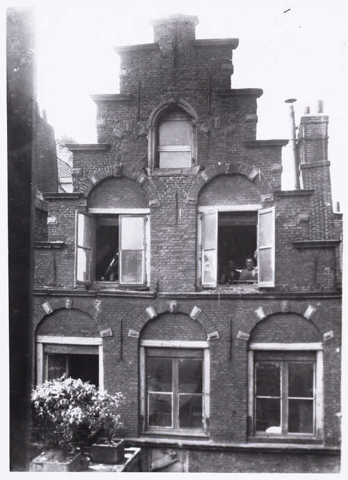 Foto van het pand Haarlemmerstraat 118, met onderaan de gevelsteen, 1908. Foto Stadsarchief Amsterdam