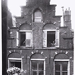Foto van het pand Haarlemmerstraat 118, met onderaan de gevelsteen, 1908. Foto Stadsarchief Amsterdam