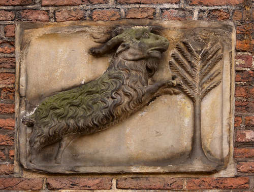 Gevelsteen met de klimmende bok (voor restauratie). Foto Vereninging voor Amsterdamse gevelstenen.