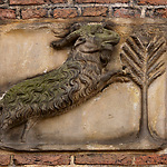 Gevelsteen met de klimmende bok (voor restauratie). Foto Vereninging voor Amsterdamse gevelstenen.