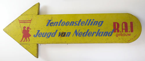 Wim Brusse, Bewegwijzeringsbord bij tentoonstelling  Jeugd van Nederland  in RAI –gebouw aan Ferdinand Bolstraat, 19 augustus-18 september 1949
