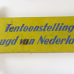 Wim Brusse, Bewegwijzeringsbord bij tentoonstelling  Jeugd van Nederland  in RAI –gebouw aan Ferdinand Bolstraat, 19 augustus-18 september 1949