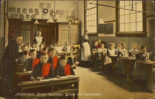 Prentbriefkaart Burgerweeshuis, klaslokaal, 1895 - 1915