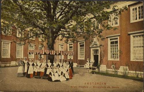Prentbriefkaart Burgerweeshuis, meisjesbinnenplaats, 1895 - 1915
