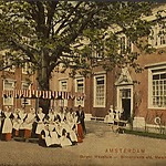 Prentbriefkaart Burgerweeshuis, meisjesbinnenplaats, 1895 - 1915