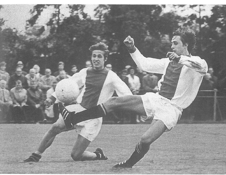 Wim Klaassen en Johan Cruijjff tijdens een wedstrijd tegen PEC Zwolle