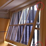 Afb. 22 Kozijn en raam van voormalige spreekkamer, nu portiersloge met scharnierrestanten omcirkeld
