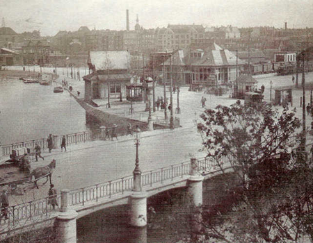 Tramstation van de Gooische Stoomtram aan het Rhijnspoorplein in 1913. Rechts een stukje van de kap van het Weesperpoortstation.