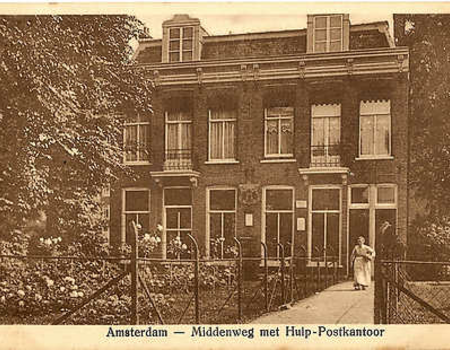 Het oude postkantoor aan de Middenweg.