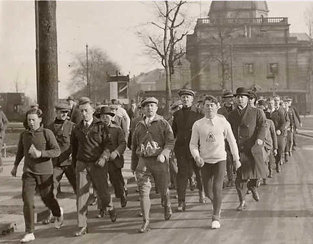 Start Wandelwedstrijd 35 km. Bij het Muiderpoort. 1930