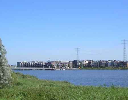 Het nieuwe land: IJburg aan de overkant van de Diemerzeedijk.