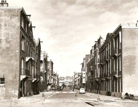 Corn.Drebbelstraat ten tijde van de aanleg van de K.Onneslaan rond 1960. Links voor op de hoek de ingang van de garage.