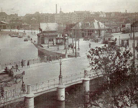 Tramstation van de Gooische Stoomtram aan het Rhynspoorplein in 1913. Rechts een stukje van de kap van het Weesperpoortstation.