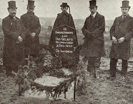 V.l.n.r. de heren L.Janszen (metselaar), K.van Biljouw (stoker), W.Nieszen (wagenbestuurder), H.Bethlehem (caféhouder) en A.Poen (stoker).