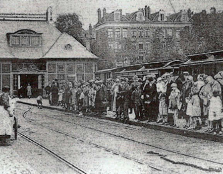 De passagiers wachten op de tram naar Laren. Op de voorgrond ligt de ketting om de wagens voorbij het wissel te trekken.