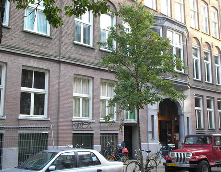 Het voormalige schoolgebouw in de Marcusstraat, nu een cultureel centrum waar tevens een restaurant in zit.