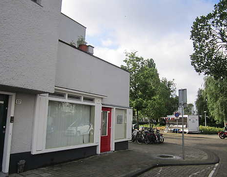 Het pand van de sigarenwinkel annex postagentschap van H.Nukoop op de Brink/hoek Landbouwstraat 57, waar de overval plaatsvond.  Hierbij werd de voordeur in elkaar getrapt om binnen te komen.