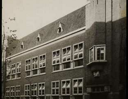 Naar de kleuterschool in de President Brandstraat.